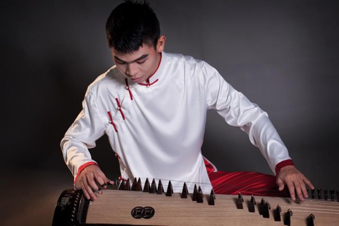 Gặp 9x đàn tranh bài Rolling in the deep gây sốt - ảnh 1