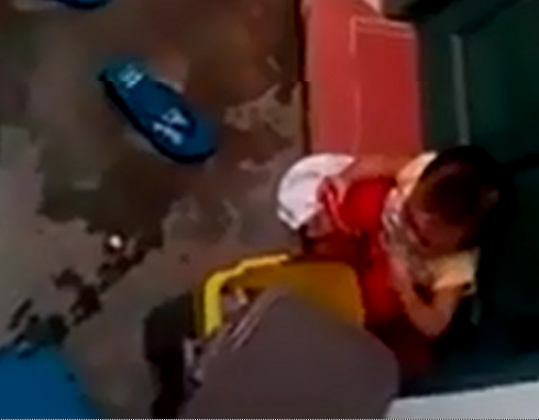 Đình chỉ 2 cô giáo mầm non để trẻ ăn rác - ảnh 1