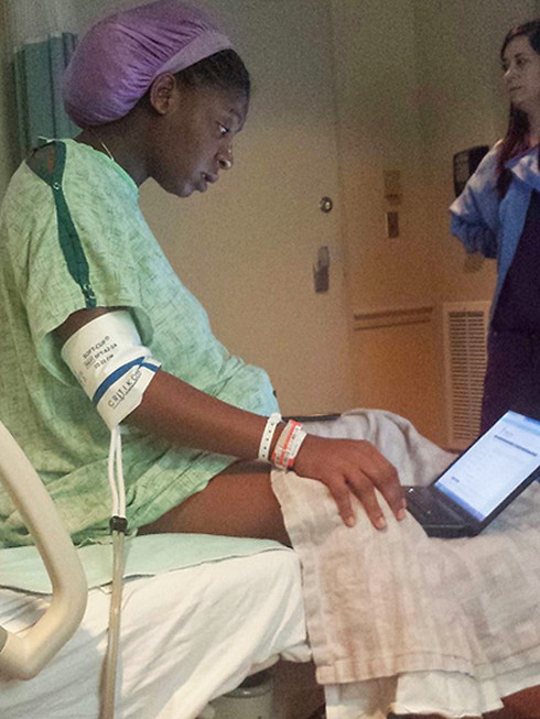 Sắp đẻ vẫn tranh thủ làm bài thi - ảnh 1