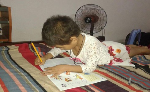 Nghị lực của bé gái 5 tuổi mắc bệnh máu trắng - ảnh 1