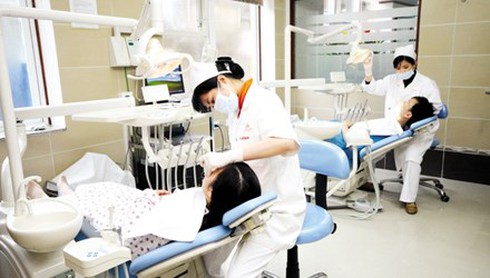 Giật mình với mốt nhổ răng nanh, bẻ răng cửa để 'đổi vận' - ảnh 1