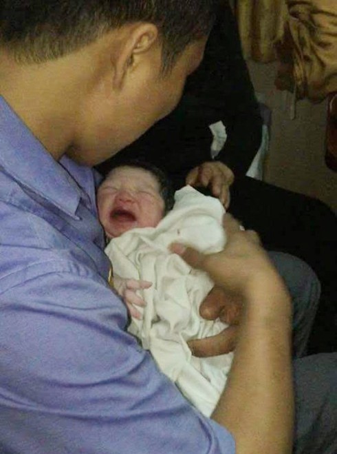 Trưởng tàu kể về 20 phút đỡ đẻ cho sản phụ - ảnh 1