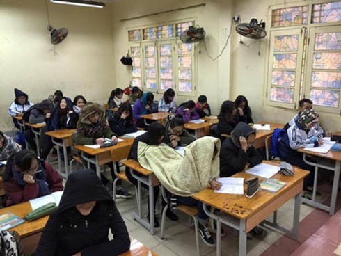 Học sinh quấn chăn đến lớp học vì quá giá rét - ảnh 4