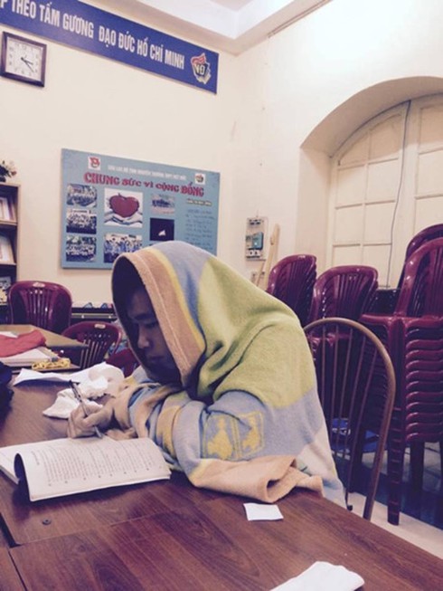 Học sinh quấn chăn đến lớp học vì quá giá rét - ảnh 3