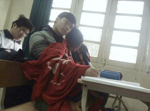 Học sinh quấn chăn đến lớp học vì quá giá rét - ảnh 2