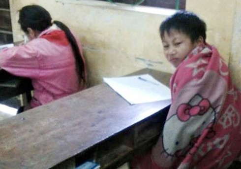 Học sinh quấn chăn đến lớp học vì quá giá rét - ảnh 1
