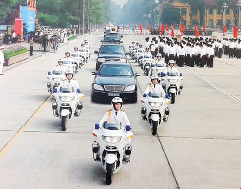 Bí mật về cảnh sát lái 'mô tô siêu khủng' bảo vệ yếu nhân trên đường - ảnh 1