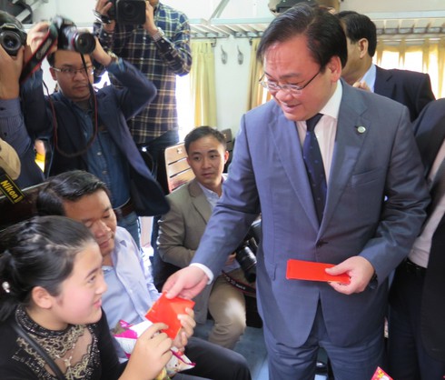 Bí thư Hà Nội kiểm tra việc phục vụ dân đi lại sau Tết - ảnh 2