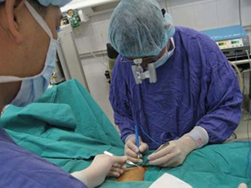 Phẫu thuật thành công 'của quý' bị bẻ gãy do ghen - ảnh 1