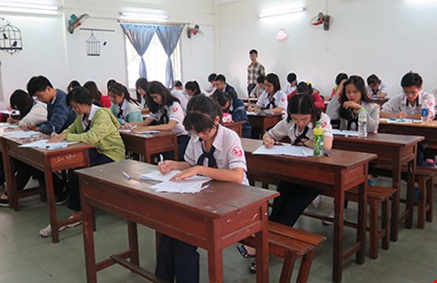 Một tháng thi thử một lần, học sinh bơ phờ - ảnh 1