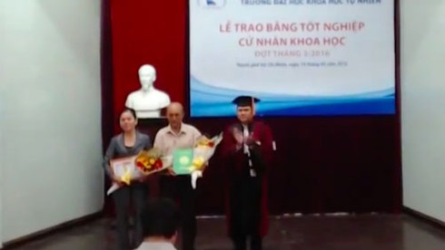 Bố mẹ nhận bằng tốt nghiệp cho con trai đã mất - ảnh 1