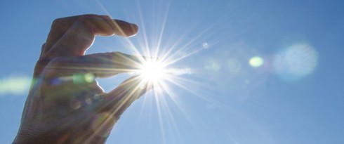 Ánh nắng mặt trời và mối liên hệ với sức khỏe con người - ảnh 1