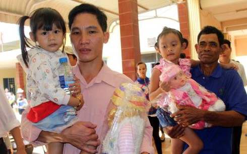 Hai bé gái đoàn tụ với cha mẹ đẻ sau 3 năm bị trao