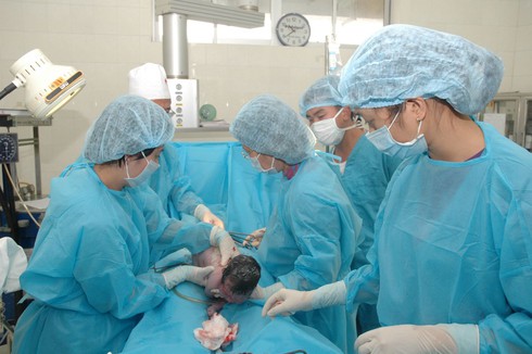 Bác sĩ mổ đẻ vô tình làm gãy đùi bé sơ sinh - ảnh 1