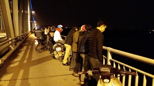 Kịp thời ngăn người mẹ trẻ định ôm con nhảy cầu Bến Thủy - ảnh 1