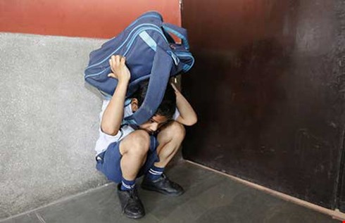 Bắt học sinh uống... nước tiểu của thầy giáo - ảnh 1