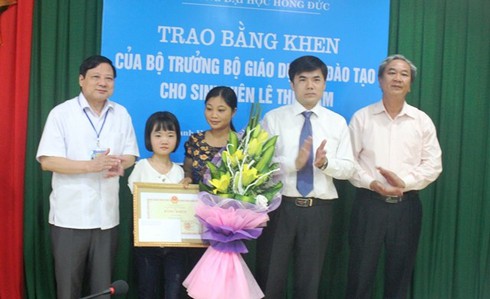 Bộ GD&ĐT tặng bằng khen vượt khó cho nữ sinh không tay - ảnh 1