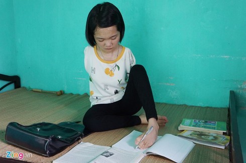 Bộ GD&ĐT tặng bằng khen vượt khó cho nữ sinh không tay - ảnh 2