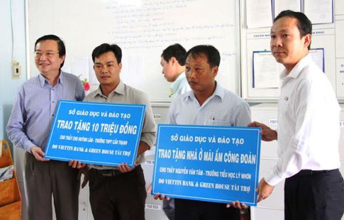 Cám cảnh sống tạm bợ của giáo viên vùng xa ở TPHCM - ảnh 2