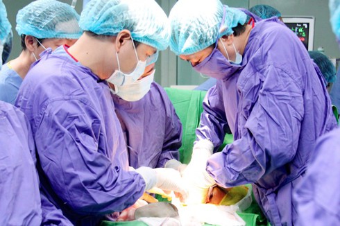 Ca ghép thận đầu tiên tại Việt Nam chồng hiến thận cho vợ - ảnh 1
