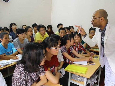 ‘Sống thử cùng Tây’ học tiếng Anh miễn phí - ảnh 1