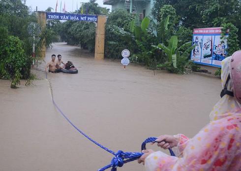 Giải cứu 4 cô giáo và 20 học sinh mầm non kẹt trong lũ - ảnh 1