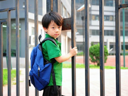 Tranh cãi gay gắt chuyện phạt tiền phụ huynh nếu học sinh đi trễ - ảnh 1