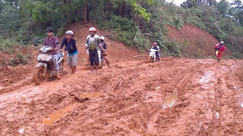 Tâm sự cảm động của thầy giáo lấm lem bùn đất khi đến trường - ảnh 4