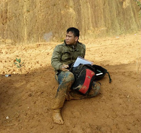 Tâm sự cảm động của thầy giáo lấm lem bùn đất khi đến trường - ảnh 2