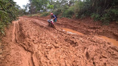 Tâm sự cảm động của thầy giáo lấm lem bùn đất khi đến trường - ảnh 1