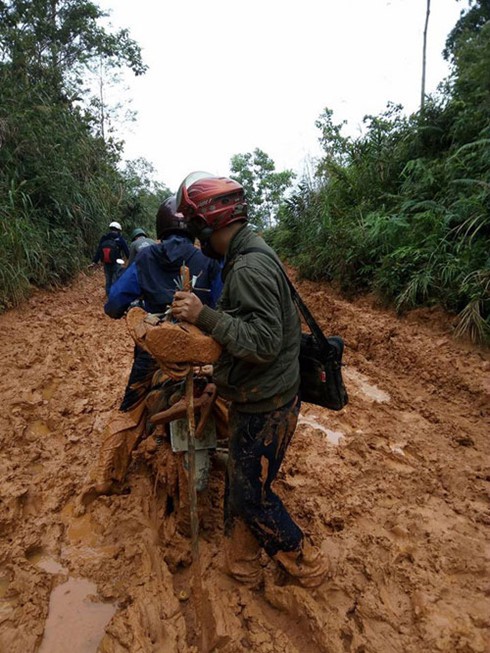 Tâm sự cảm động của thầy giáo lấm lem bùn đất khi đến trường - ảnh 3