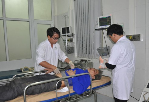 Nạn nhân của vụ tai nạn xe khách đâm xuống vực ở Lào Cai chuyển về BV Việt Đức - ảnh 1