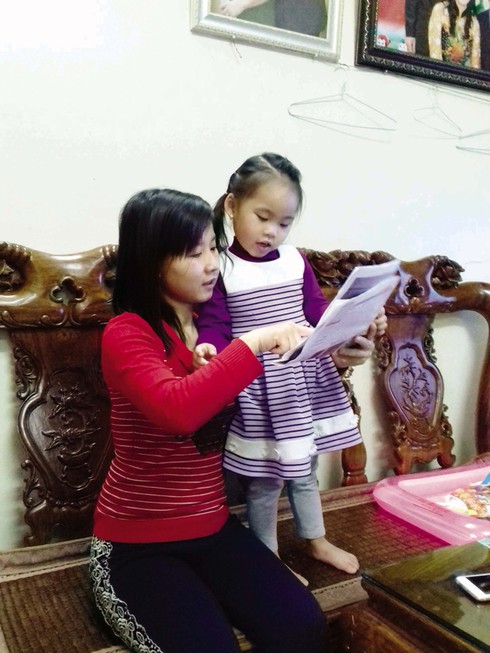 Bé gái 3 tuổi không biết nói bỗng dưng đọc một mạch cả câu - ảnh 1