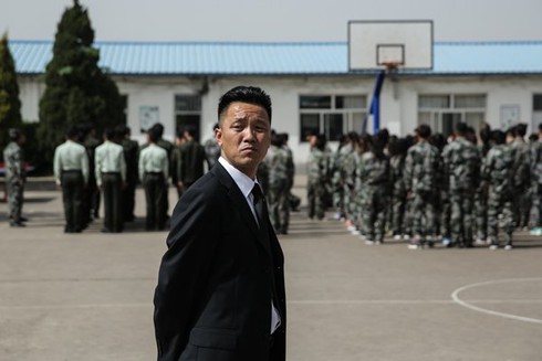 Từ nhân viên bảo vệ trở thành hiệu trưởng - ảnh 1