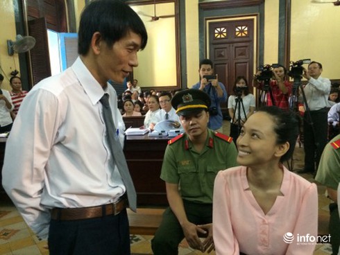 (Cập nhật) Phiên tòa xét xử Phương Nga: Chuyển thư tay qua lỗ thông gió - ảnh 2