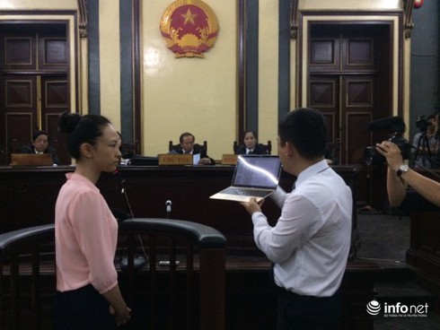 (Cập nhật) Phiên tòa xét xử Phương Nga: Chuyển thư tay qua lỗ thông gió - ảnh 1