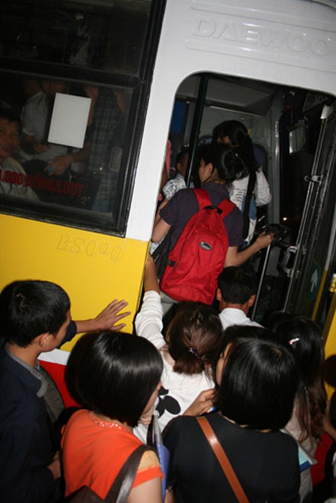 Đi xe buýt phải có `bàn tay thép”