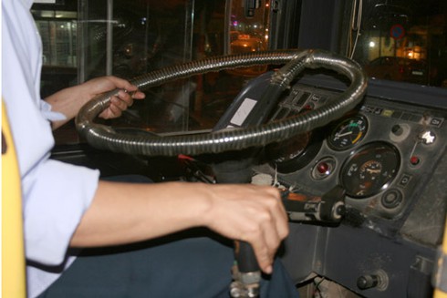 Đi xe buýt phải có `bàn tay thép”