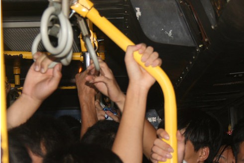 Đi xe buýt phải có `bàn tay thép”