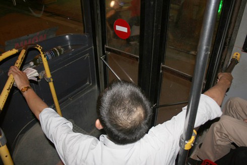 Đi xe buýt phải có `bàn tay thép”