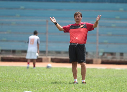 HLV Falko Goetz kiên quyết đuổi phóng viên