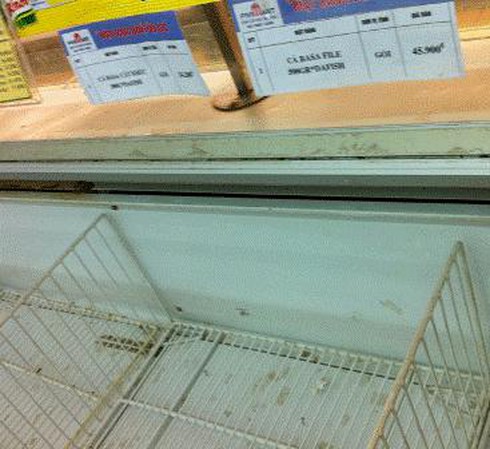 Bình ổn: Giá giảm nhỏ giọt, tủ hàng trống trơn