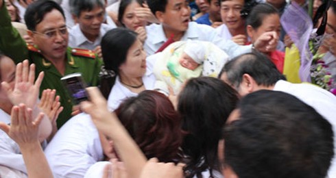 Bé bị bắt cóc về với mẹ: Vỡ òa hạnh phúc