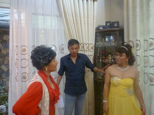 Xuân Hinh `giả gái` trong đĩa hài Tết 2012