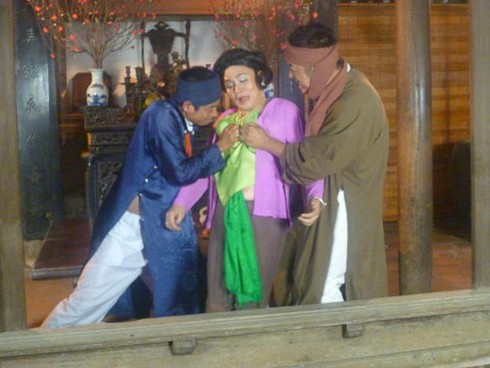 Xuân Hinh `giả gái` trong đĩa hài Tết 2012