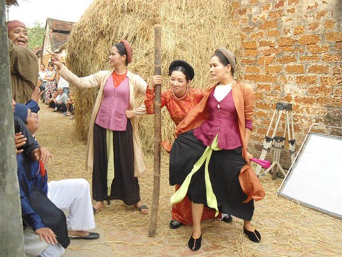 Xuân Hinh `giả gái` trong đĩa hài Tết 2012