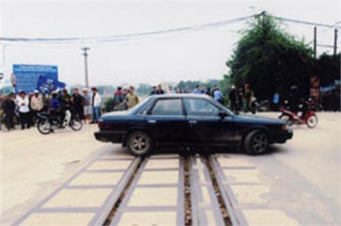 Khởi tố, bắt giam kẻ hai lần mang ô tô chặn đường tàu