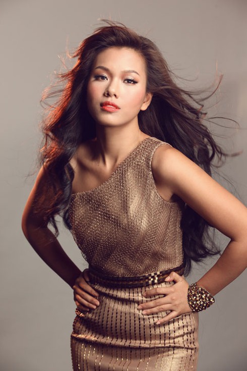 Phương Vy `đọ tài` với nhóm nhạc Hàn 2NE1