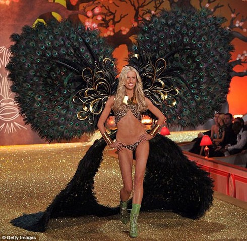 250 tỷ đồng cho show diễn nội y