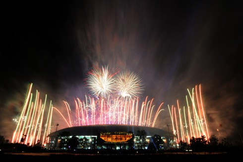 Lễ khai mạc SEA Games 26 rực rỡ ánh sáng laser và pháo hoa